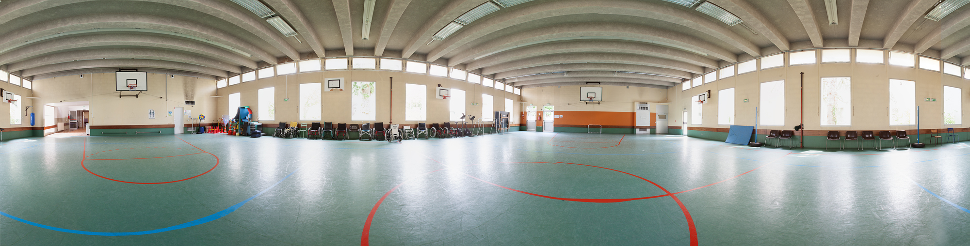 Le gymnase est dédié aux activités physiques adaptées proposées aux enfants et adultes dans le cadre de la rééducation, ainsi qu'aux activités de loisirs organisées par le service éducatif à destination des enfants.