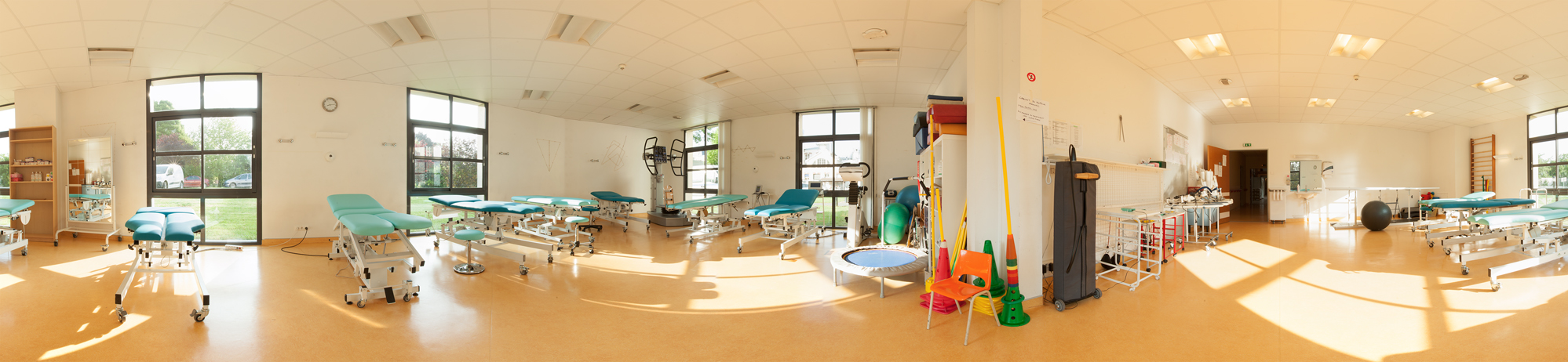 Cette salle constitue une des 4 salles de rééducation du plateau de rééducation des adultes.
