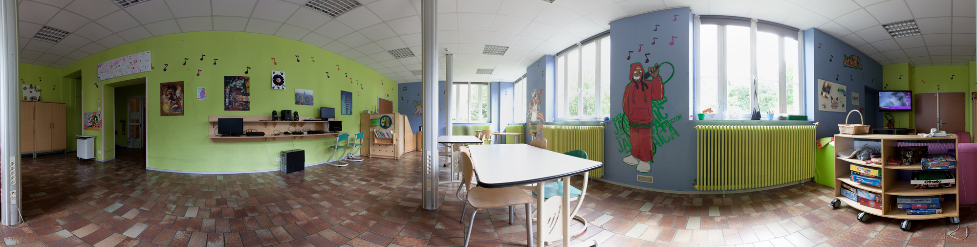 Cette salle constitue une des 4 salles d'activités éducatives disponibles au rez-de-chaussée du secteur pédiatrique. Celle-ci est dédiée aux adolescents.