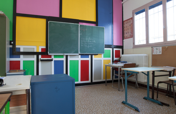 Les salles de cours se situent dans l'enceinte du centre au sein d'un bâtiment annexe au bâtiment principal : une salle par double niveau. Exemple ci-dessus : salle de cours des 6ème-5ème.