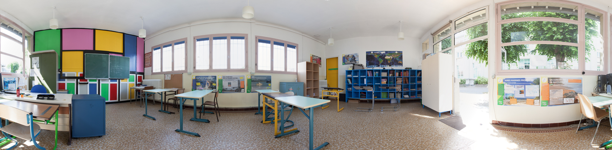 Les salles de cours se situent dans l'enceinte du centre au sein d'un bâtiment annexe au bâtiment principal : une salle par double niveau. Exemple ci-dessus : salle de cours des 6ème-5ème.