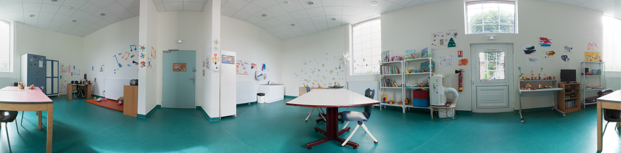 La salle d'activités Arc-en-ciel est le lieu de prise en charge éducative des enfants présentant des déficiences et incapacités d’origine neurologique (paralysies cérébrales, troubles sévères des apprentissages, polyhandicap). Les enfants y sont pris en charge par des aides-médico-psychologiques.