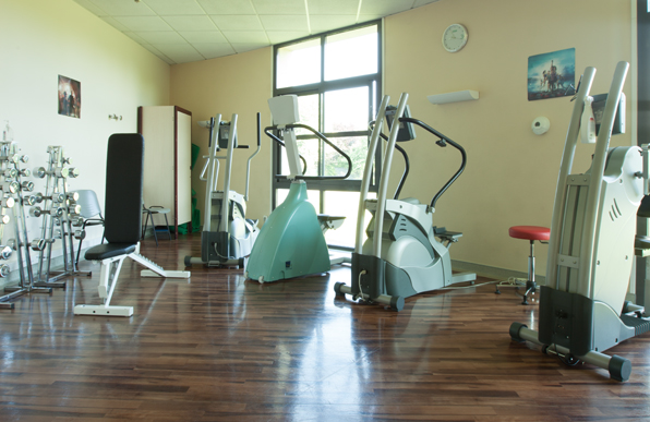 Cette salle est située sur le plateau de rééducation des adultes. Les équipements disponibles sont dédiés au renforcement musculaire et au réentraînement à l'effort.