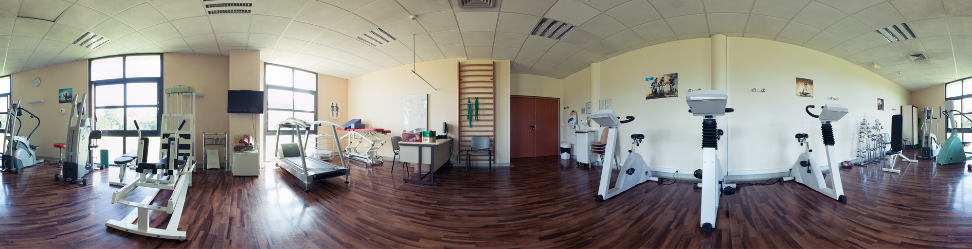 Cette salle est située sur le plateau de rééducation des adultes. Les équipements disponibles sont dédiés au renforcement musculaire et au réentraînement à l'effort. 