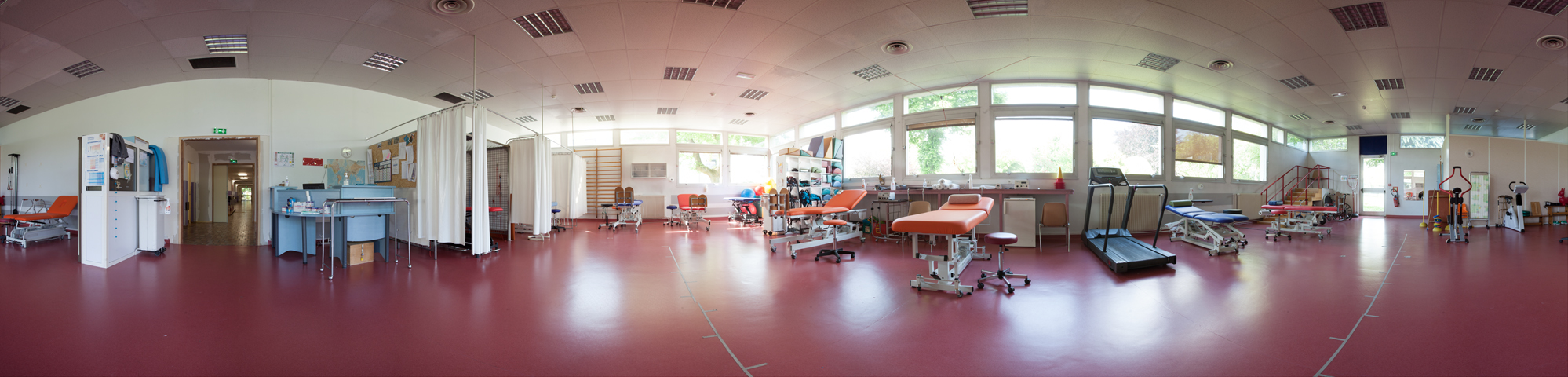 Cette salle constitue la salle principale de rééducation pédiatrique, située au rez-de-chaussée du bâtiment. Elle dispose de boxs indivuels sur les espaces latéraux permettant des prises en charge dans le respect de l'intimité.