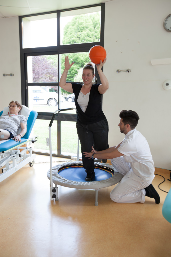 Séance de rééducation sur trampoline